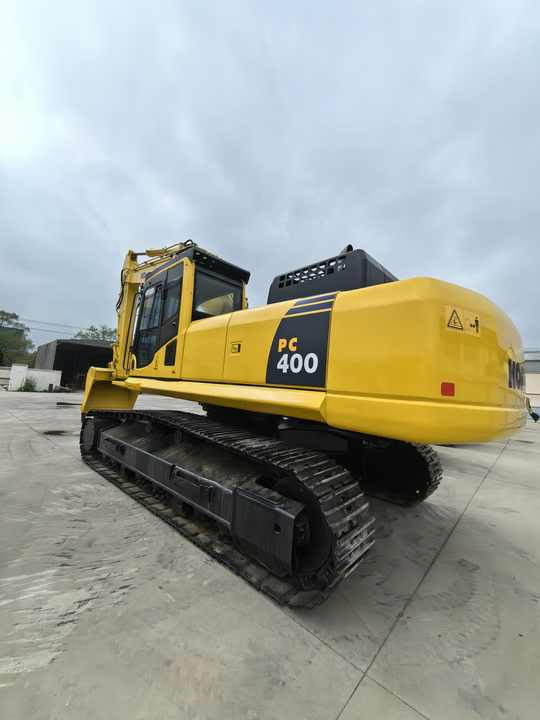Komatsu PC400-8 - Lánctalpas kotró: 3 kép. Komatsu PC400-8 - Lánctalpas kotró: 3 kép.