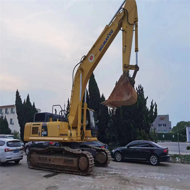 Komatsu PC450 -8 - Lánctalpas kotró: 2 kép. Komatsu PC450 -8 - Lánctalpas kotró: 2 kép.