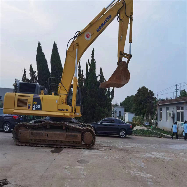 Komatsu PC450 -8 - Lánctalpas kotró: 4 kép. Komatsu PC450 -8 - Lánctalpas kotró: 4 kép.