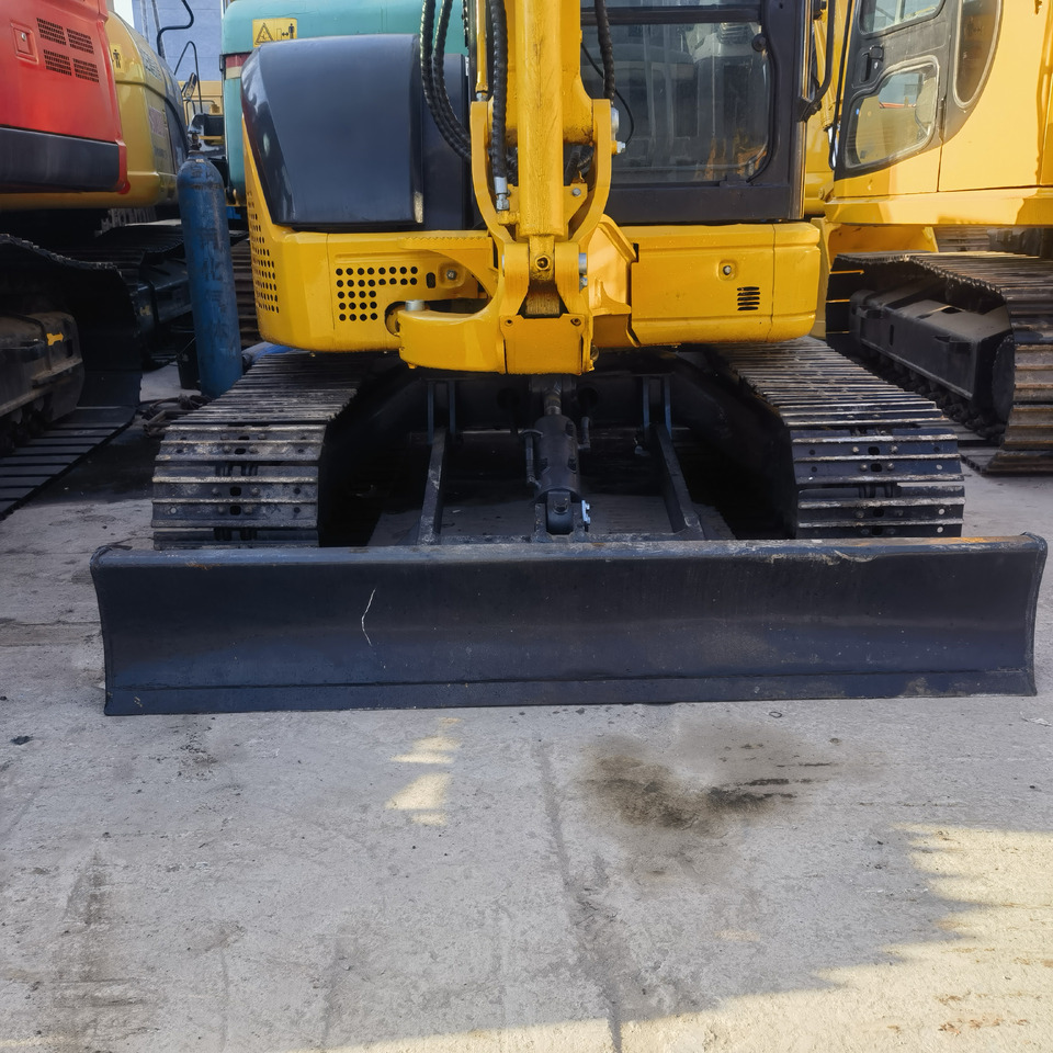 Minikotró Komatsu PC55MR: 6 kép.