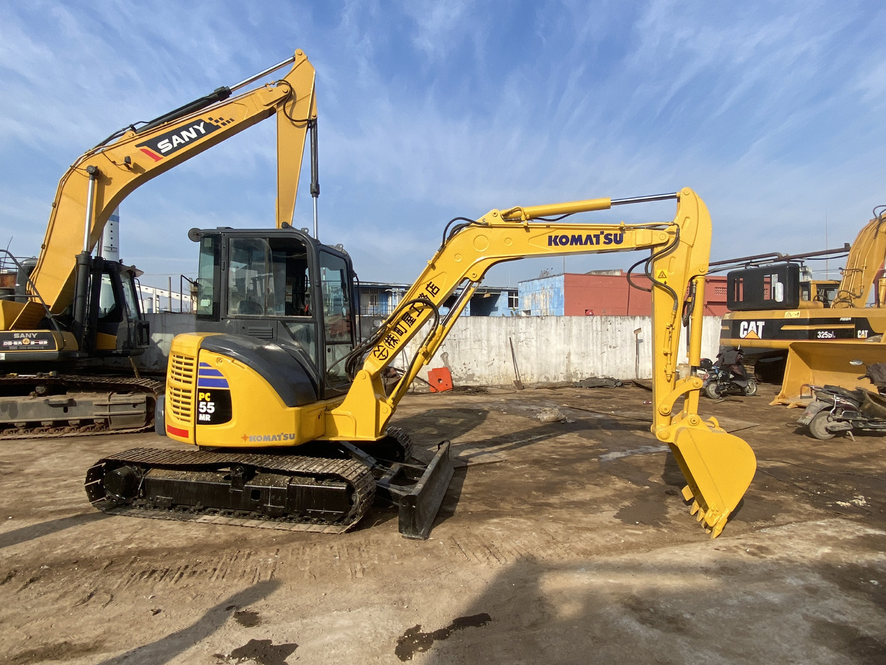 Komatsu PC55MR - Minikotró: 2 kép. Komatsu PC55MR - Minikotró: 2 kép.