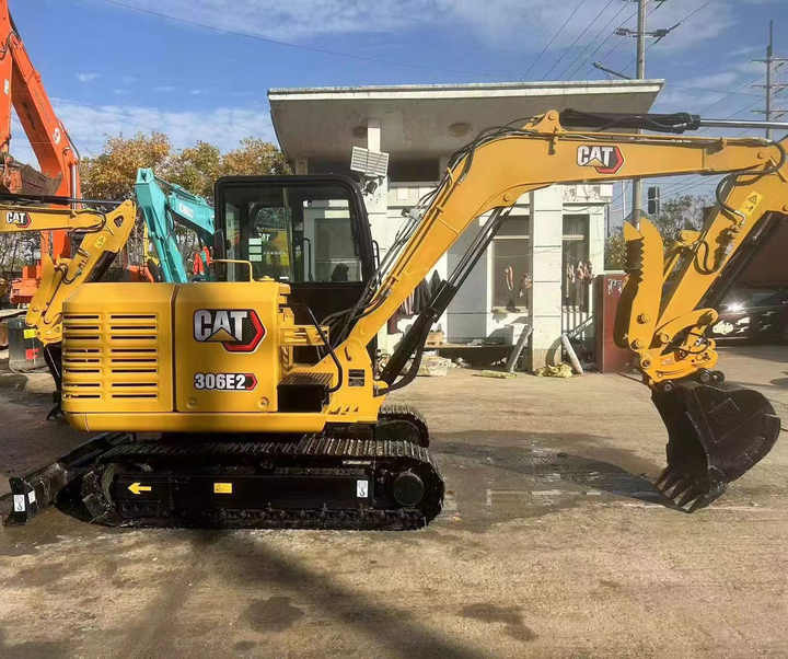 Lowest price used cat 306E2 small crawler digger caterpillar 306e2 mini excavator for sale - Lánctalpas kotró: 2 kép. Lowest price used cat 306E2 small crawler digger caterpillar 306e2 mini excavator for sale - Lánctalpas kotró: 2 kép.