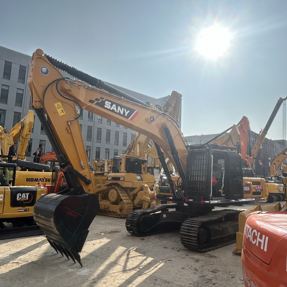 SANY 365H Excavator - Lánctalpas kotró: 1 kép. SANY 365H Excavator - Lánctalpas kotró: 1 kép.