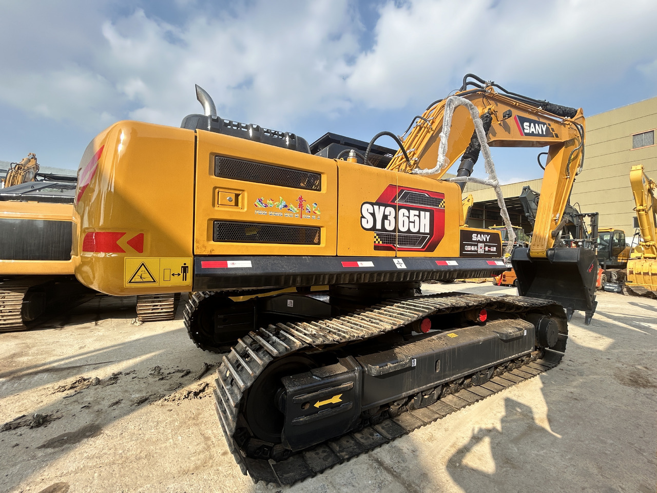 SANY 365H Excavator - Lánctalpas kotró: 2 kép. SANY 365H Excavator - Lánctalpas kotró: 2 kép.