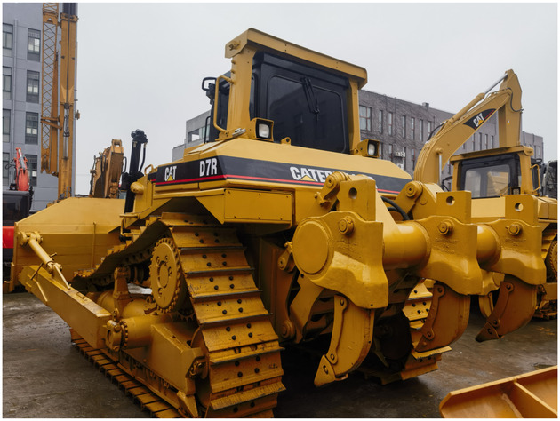 Second hand Cat D7R Dozer used D7 Dozers Cat Bulldozer Good Price for Sale in shanghai yard - Buldózer: 1 kép. Second hand Cat D7R Dozer used D7 Dozers Cat Bulldozer Good Price for Sale in shanghai yard - Buldózer: 1 kép.
