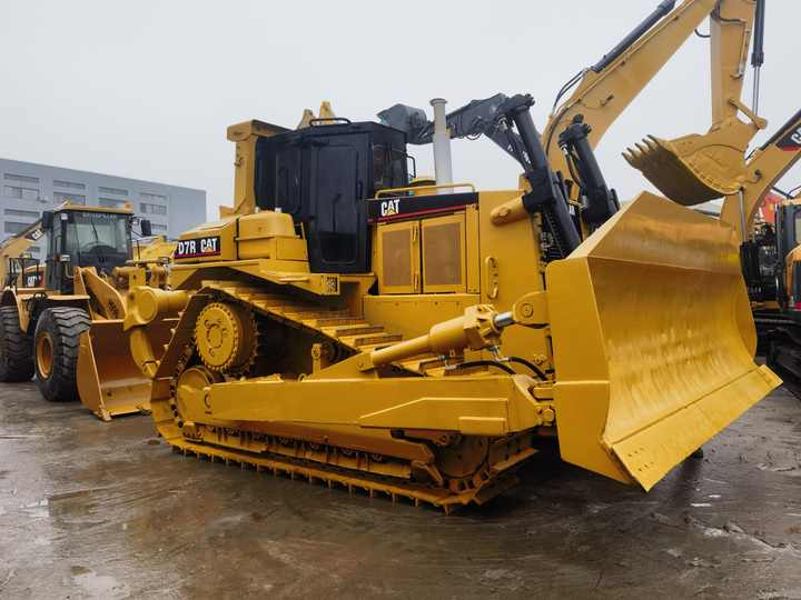 Second hand Cat D7R Dozer used D7 Dozers Cat Bulldozer Good Price for Sale in shanghai yard - Buldózer: 4 kép. Second hand Cat D7R Dozer used D7 Dozers Cat Bulldozer Good Price for Sale in shanghai yard - Buldózer: 4 kép.