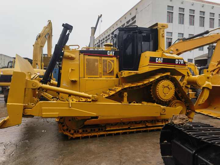 Second hand Cat D7R Dozer used D7 Dozers Cat Bulldozer Good Price for Sale in shanghai yard - Buldózer: 3 kép. Second hand Cat D7R Dozer used D7 Dozers Cat Bulldozer Good Price for Sale in shanghai yard - Buldózer: 3 kép.