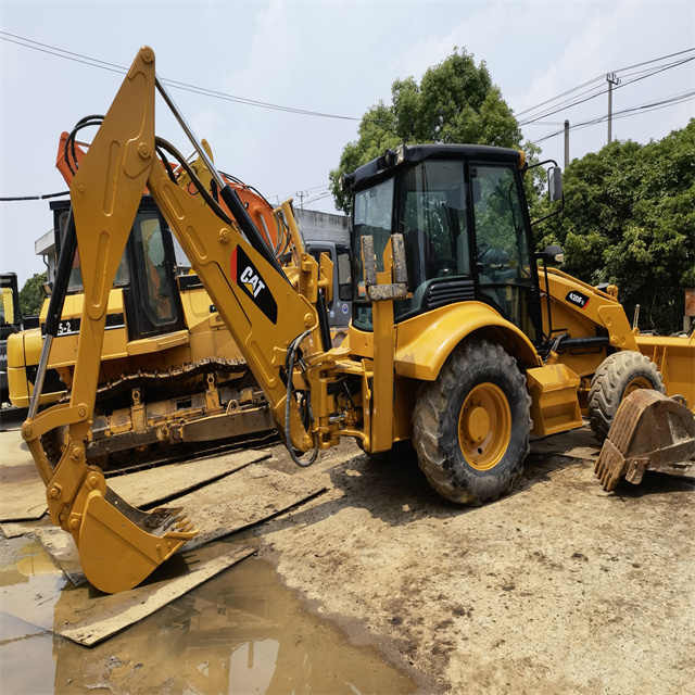 Second hand with good condition cat 420f backhoe loader 4x4 caterpillar 420f backhoe loaders in stock in shanghai yard - Kotrórakodó: 4 kép. Second hand with good condition cat 420f backhoe loader 4x4 caterpillar 420f backhoe loaders in stock in shanghai yard - Kotrórakodó: 4 kép.