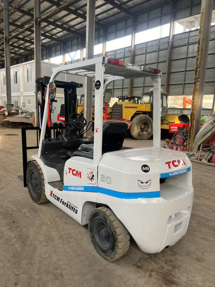 TCM FD30 Forklift - Dízel targonca: 2 kép. TCM FD30 Forklift - Dízel targonca: 2 kép.
