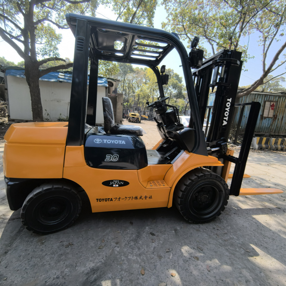 Toyota FD30 Forklift - Dízel targonca: 4 kép. Toyota FD30 Forklift - Dízel targonca: 4 kép.