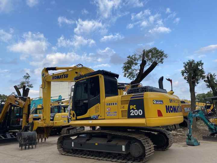 Used Excavators Komatsu PC200-8 Second Hand Crawler Digger komatsu pc200-8 pc220-8 with fast delivery for Sale - Lánctalpas kotró: 2 kép. Used Excavators Komatsu PC200-8 Second Hand Crawler Digger komatsu pc200-8 pc220-8 with fast delivery for Sale - Lánctalpas kotró: 2 kép.