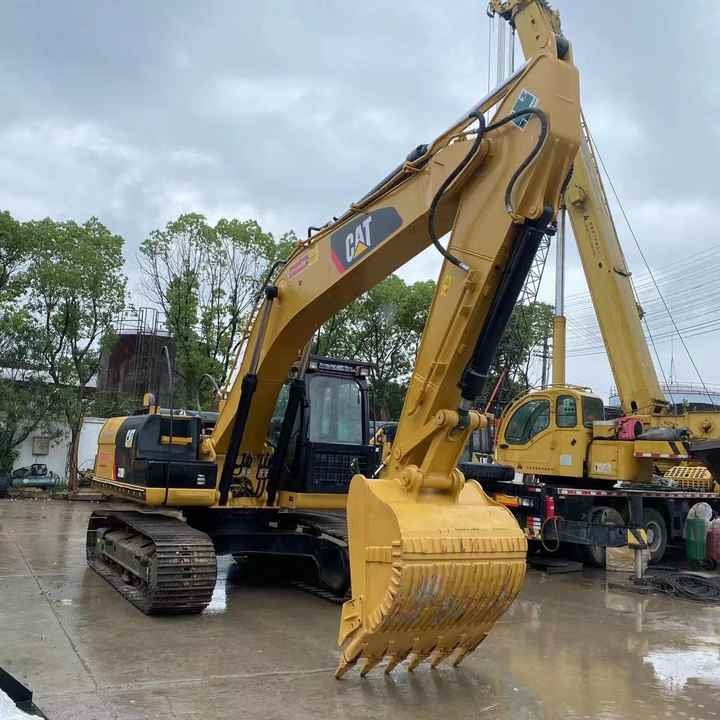 Used cheap hydraulic crawler excavator 20 ton caterpillar 320D2 excavator for sale - Lánctalpas kotró: 2 kép. Used cheap hydraulic crawler excavator 20 ton caterpillar 320D2 excavator for sale - Lánctalpas kotró: 2 kép.