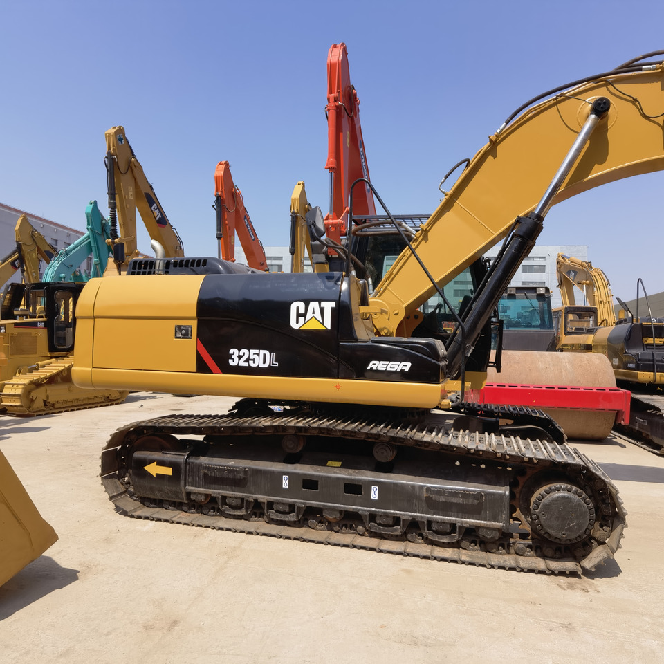 Lánctalpas kotró excavators cat325dl: 6 kép. Lánctalpas kotró excavators cat325dl: 6 kép.