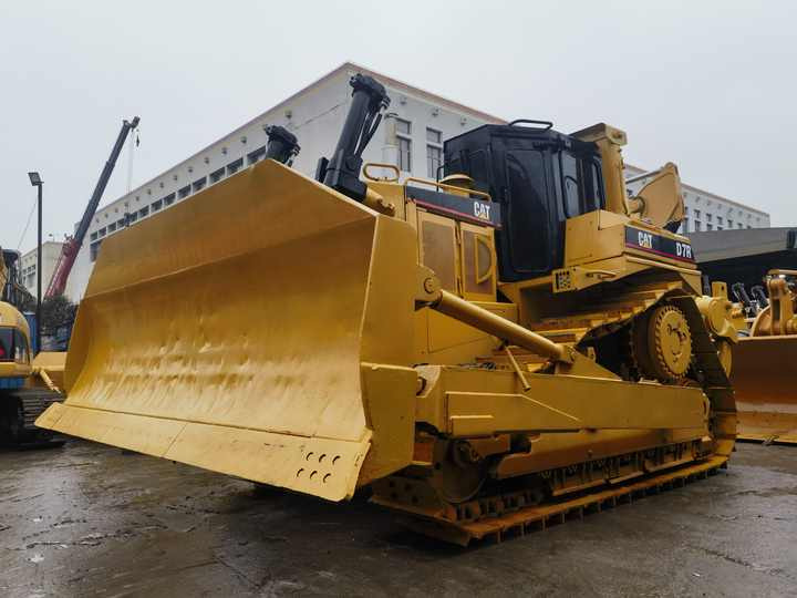 Used CAT bulldozer D7 second hand caterpillar D7G D7R high quality crawler bulldozer FOR SALE - Buldózer: 3 kép. Used CAT bulldozer D7 second hand caterpillar D7G D7R high quality crawler bulldozer FOR SALE - Buldózer: 3 kép.