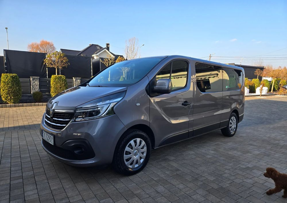 Renault Trafic Grand SpaceClass 2.0 dCi EDC - Autó: 2 kép. Renault Trafic Grand SpaceClass 2.0 dCi EDC - Autó: 2 kép.