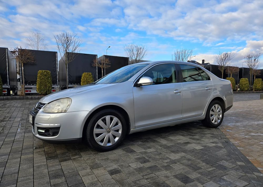 Volkswagen Jetta 2.0 TDI Sportline - Szedán: 5 kép. Volkswagen Jetta 2.0 TDI Sportline - Szedán: 5 kép.