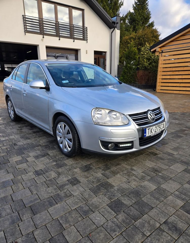 Volkswagen Jetta 2.0 TDI Sportline - Szedán: 3 kép. Volkswagen Jetta 2.0 TDI Sportline - Szedán: 3 kép.