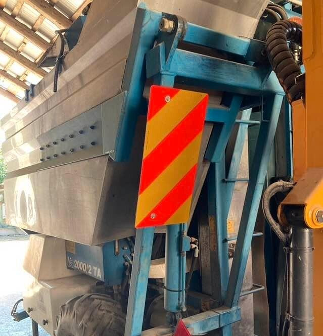 Vendemmiatrice Volentieri VG 2000/2 TA - Szőlőkombájn: 2 kép. Vendemmiatrice Volentieri VG 2000/2 TA - Szőlőkombájn: 2 kép.