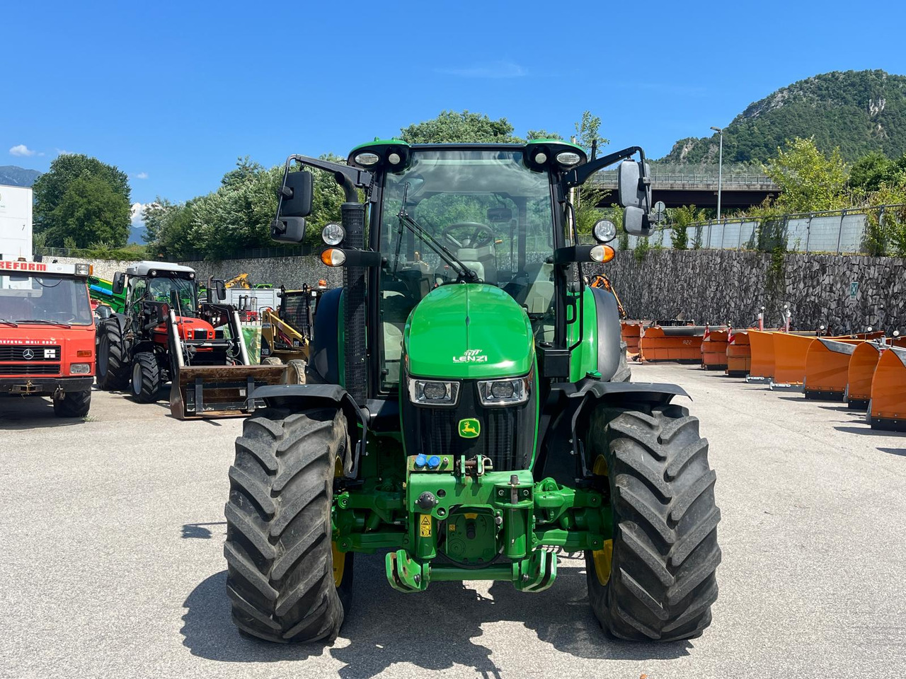 JOHN DEERE 5115R - Traktor: 3 kép. JOHN DEERE 5115R - Traktor: 3 kép.