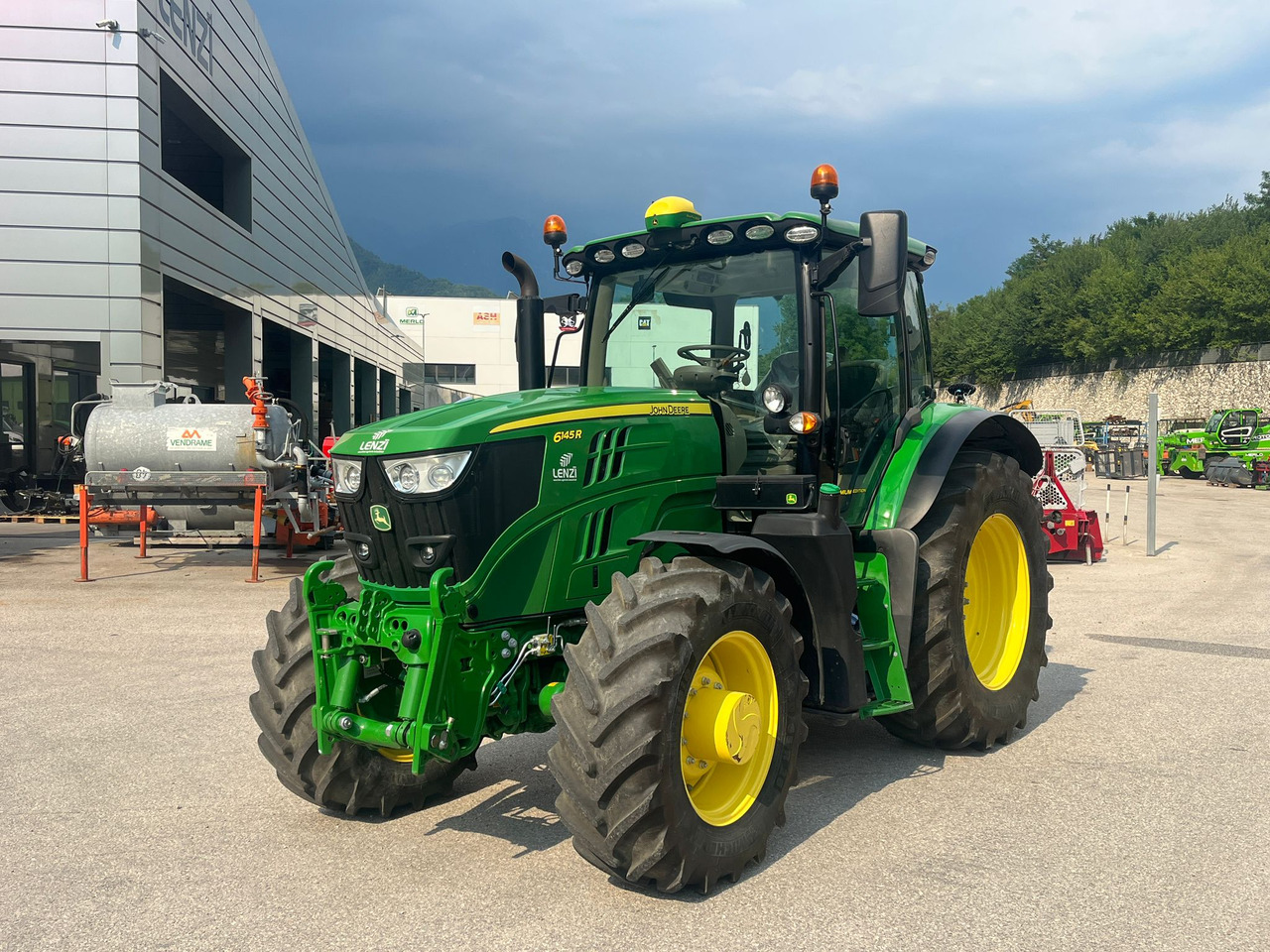 JOHN DEERE 6145 R - Traktor: 2 kép. JOHN DEERE 6145 R - Traktor: 2 kép.