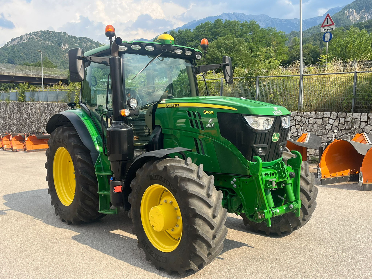 JOHN DEERE 6145 R - Traktor: 4 kép. JOHN DEERE 6145 R - Traktor: 4 kép.