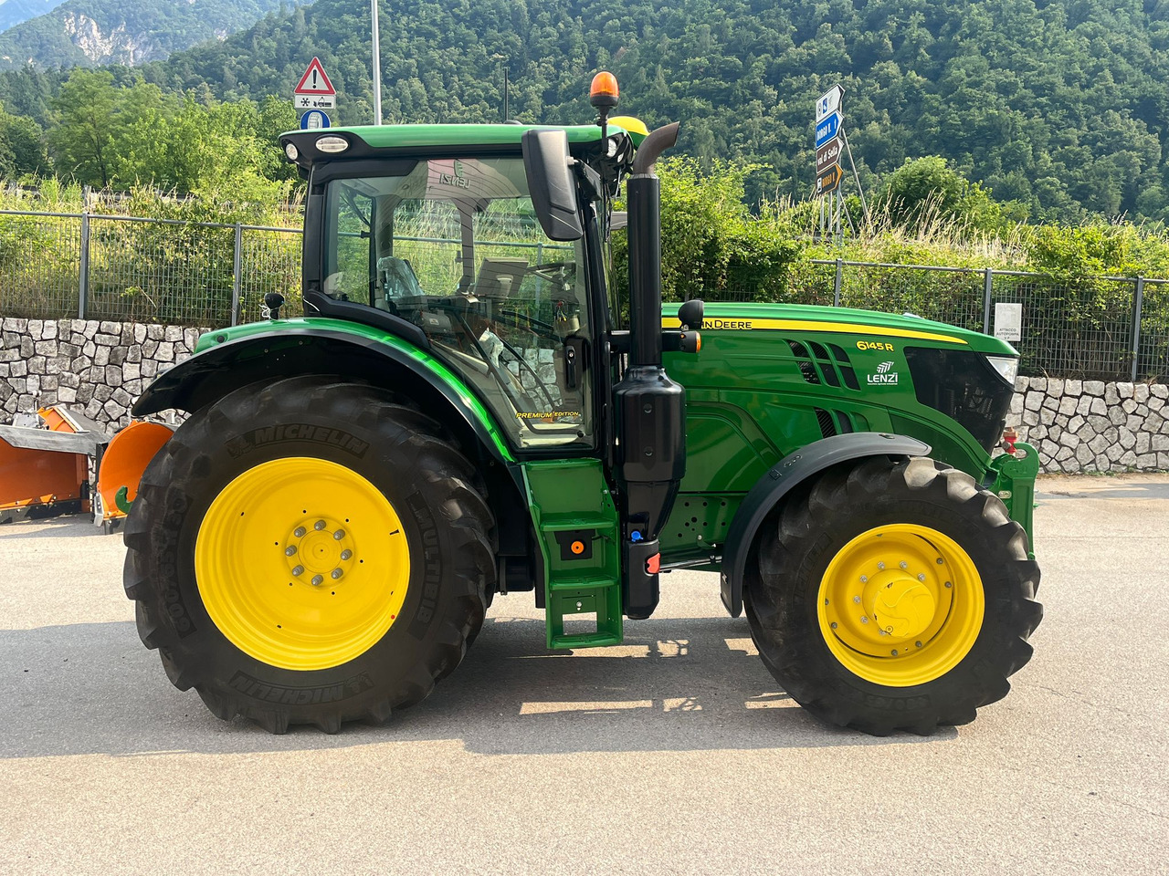 JOHN DEERE 6145 R - Traktor: 5 kép. JOHN DEERE 6145 R - Traktor: 5 kép.