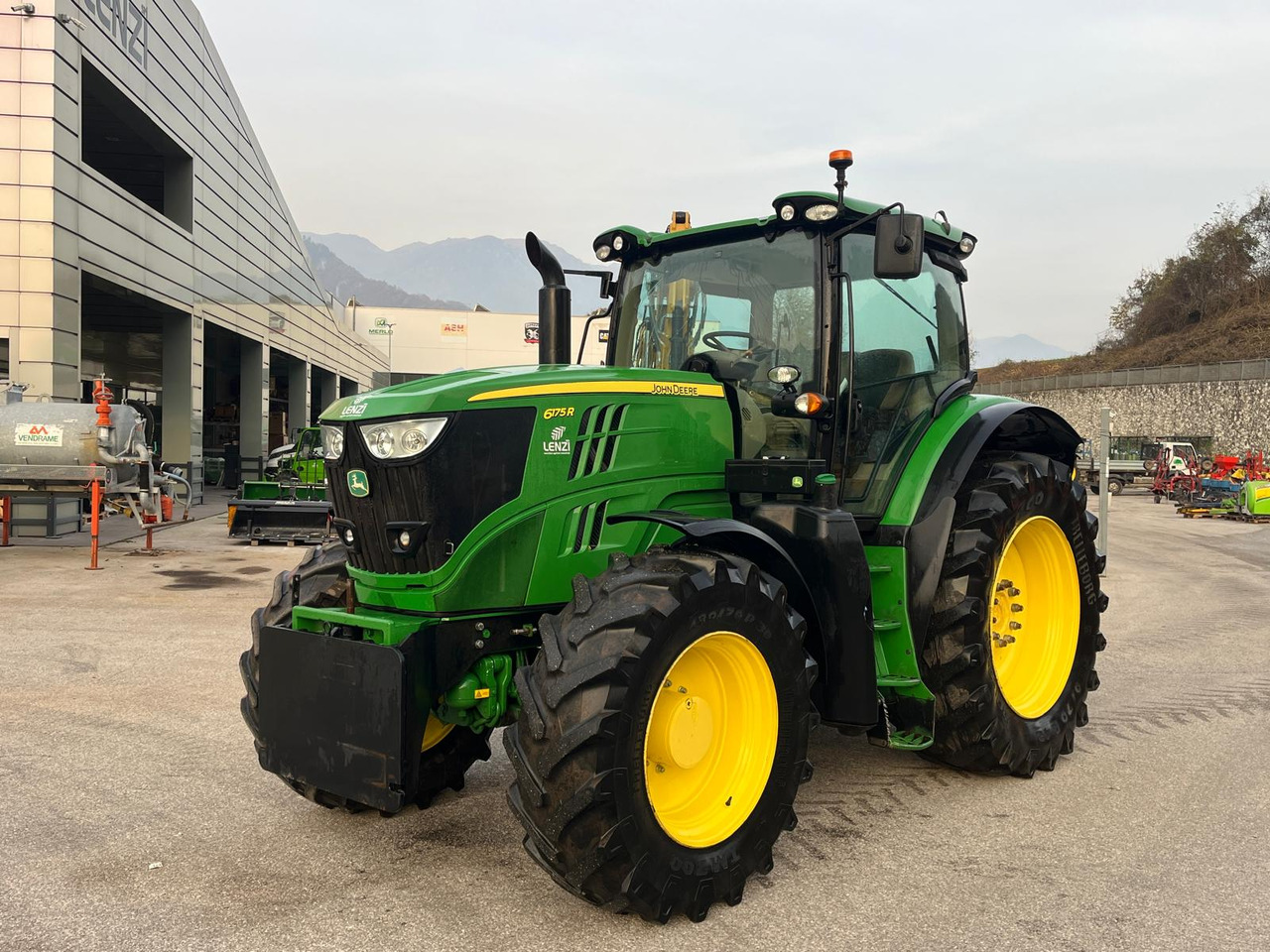 John Deere 6175R - Traktor: 2 kép. John Deere 6175R - Traktor: 2 kép.