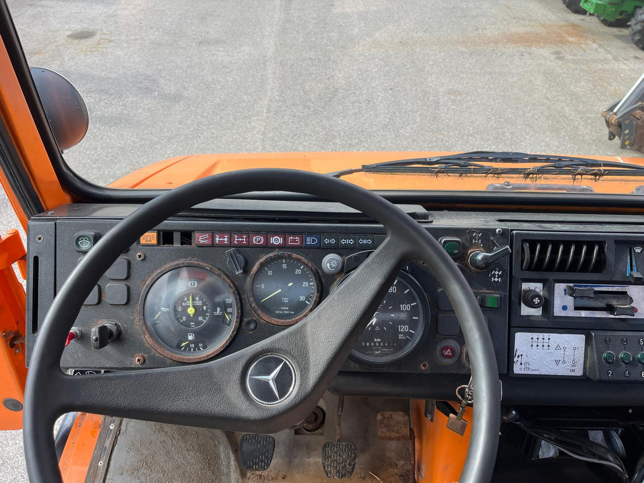Billenőplatós teherautó MERCEDES BENZ UNIMOG U1200 – 70: 11 kép.