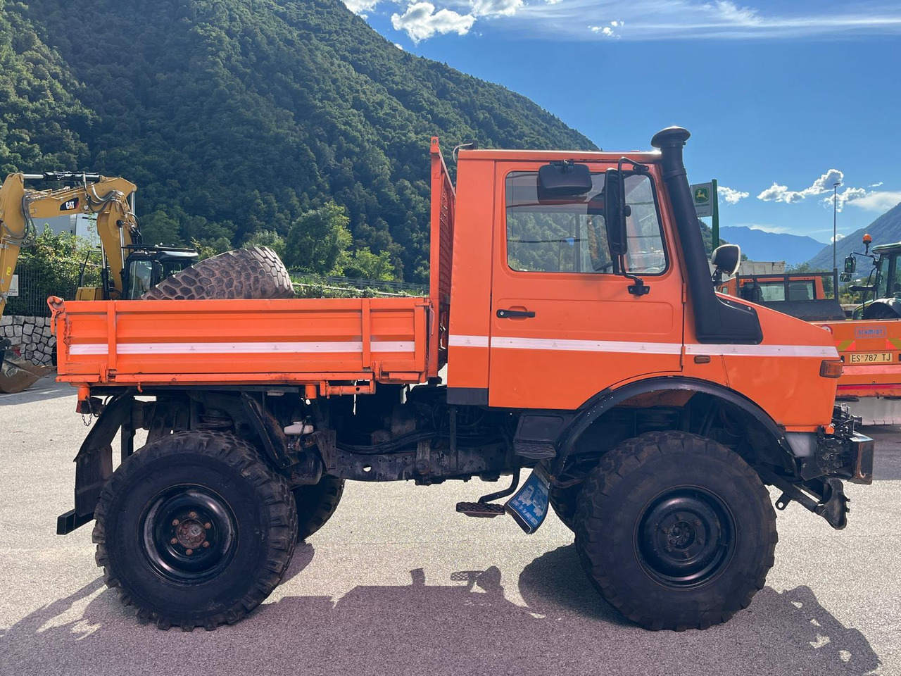 MERCEDES BENZ UNIMOG U1200 – 70 - Billenőplatós teherautó: 5 kép. MERCEDES BENZ UNIMOG U1200 – 70 - Billenőplatós teherautó: 5 kép.