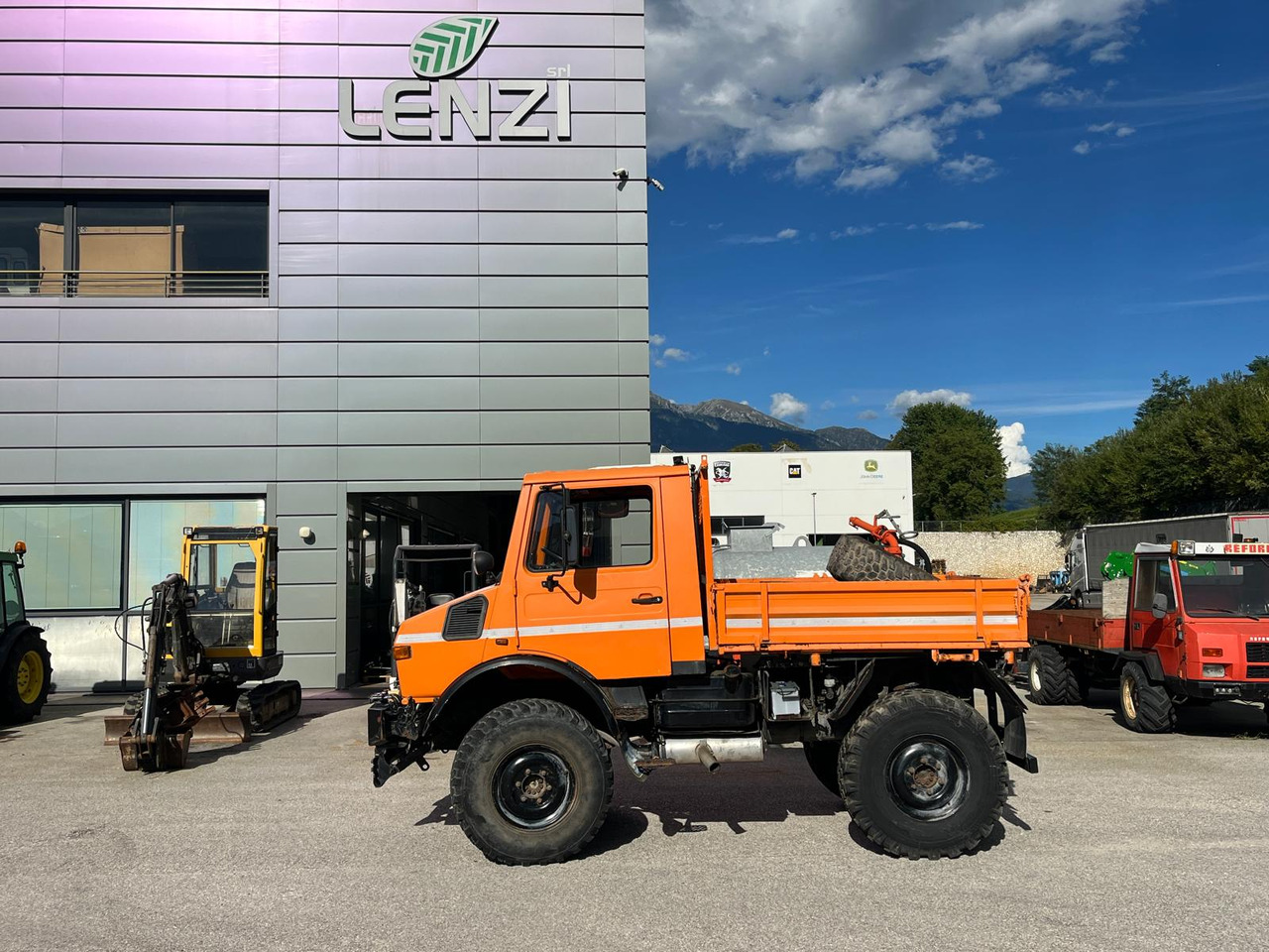 MERCEDES BENZ UNIMOG U1200 – 70 - Billenőplatós teherautó: 2 kép. MERCEDES BENZ UNIMOG U1200 – 70 - Billenőplatós teherautó: 2 kép.