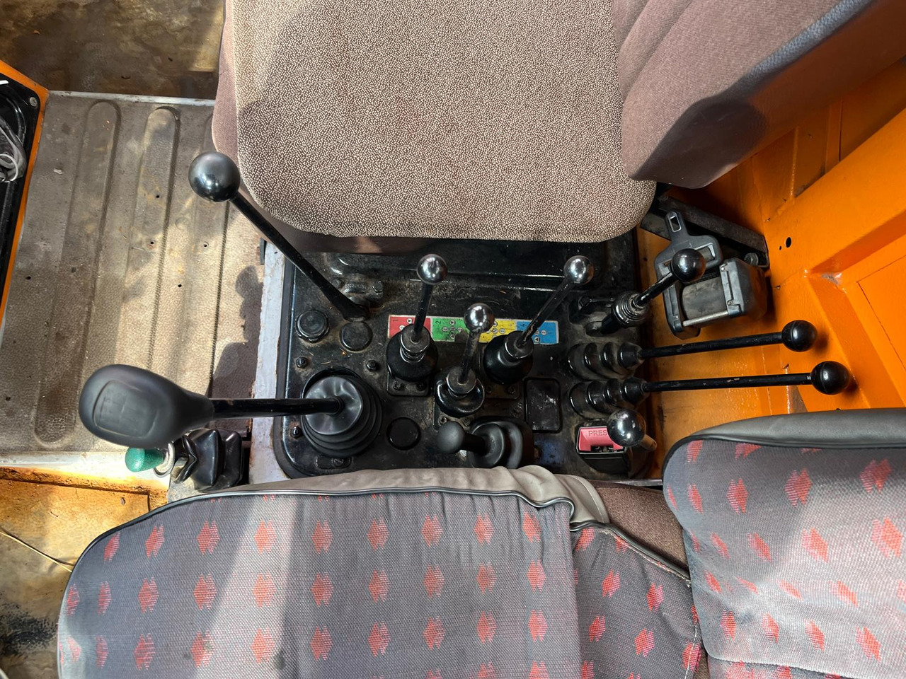 Billenőplatós teherautó MERCEDES BENZ UNIMOG U1200 – 70: 10 kép.