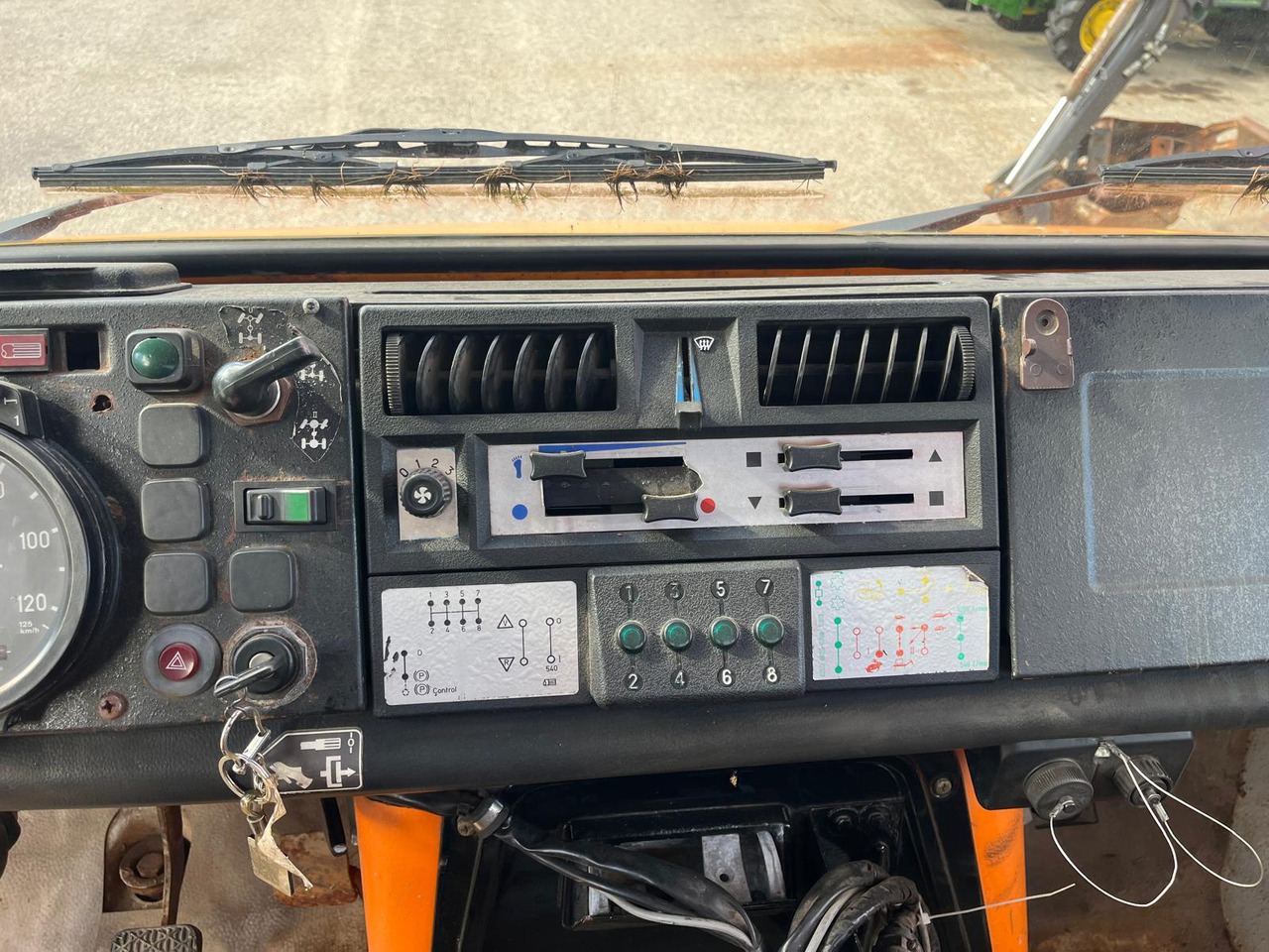 Billenőplatós teherautó MERCEDES BENZ UNIMOG U1200 – 70: 13 kép.