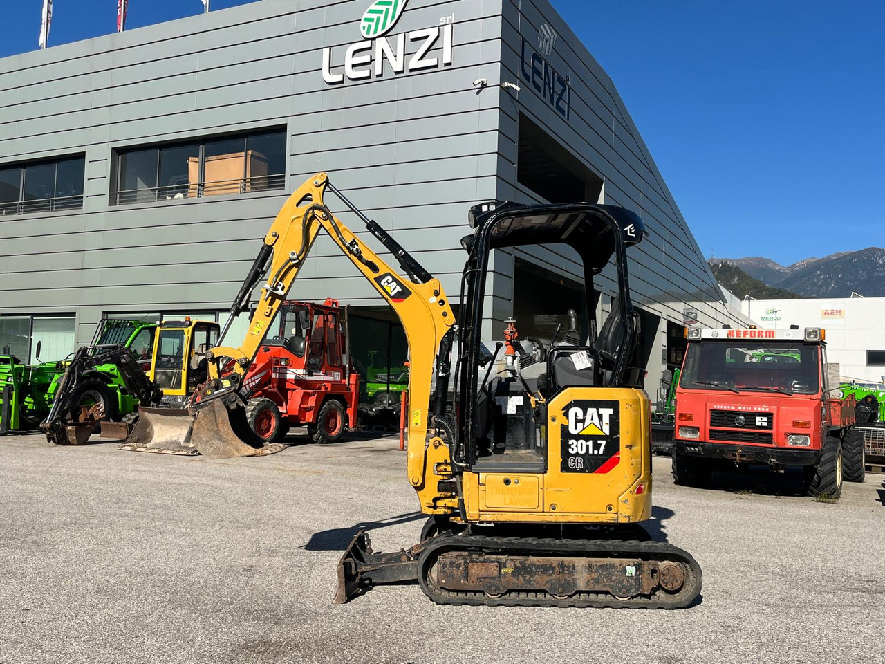 MINIESCAVATORE CAT 301.7 CR - Minikotró: 1 kép. MINIESCAVATORE CAT 301.7 CR - Minikotró: 1 kép.
