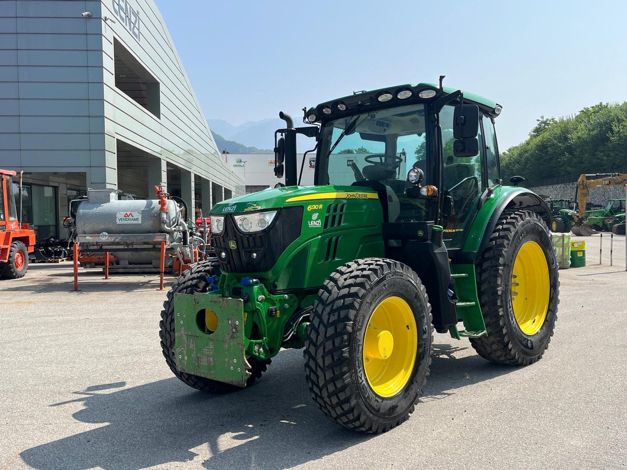 TRATTORE JOHN DEERE 6130R - Traktor: 2 kép. TRATTORE JOHN DEERE 6130R - Traktor: 2 kép.