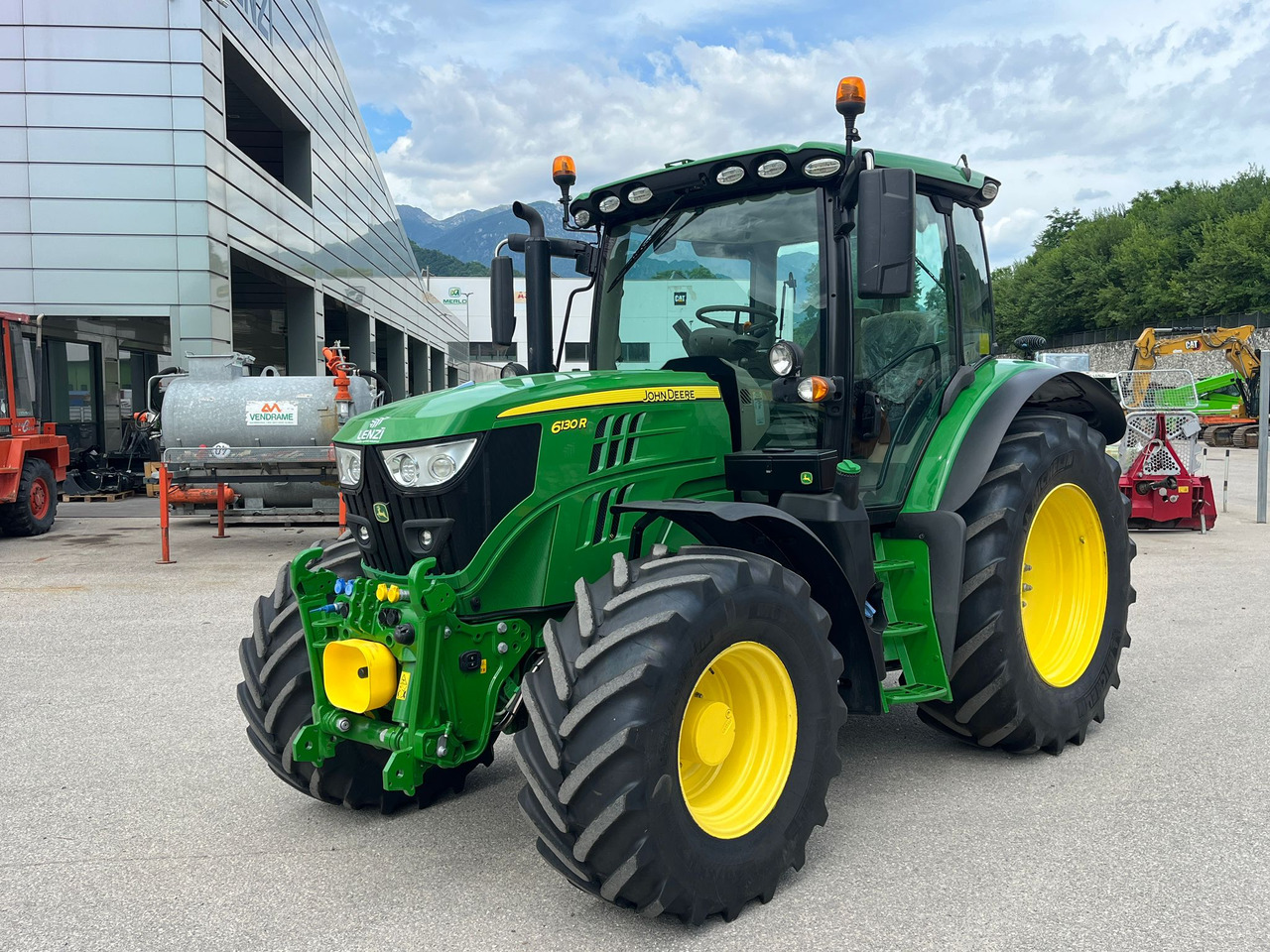 TRATTORE JOHN DEERE 6130R - Traktor: 2 kép. TRATTORE JOHN DEERE 6130R - Traktor: 2 kép.