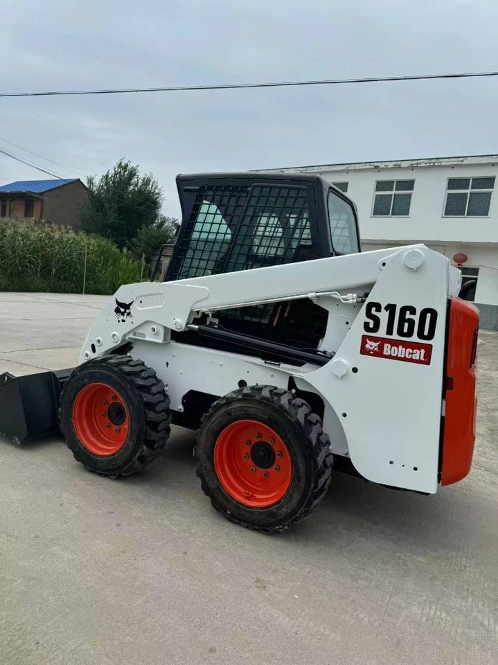 Bobcat S 160 - Mini homlokrakodó: 2 kép. Bobcat S 160 - Mini homlokrakodó: 2 kép.