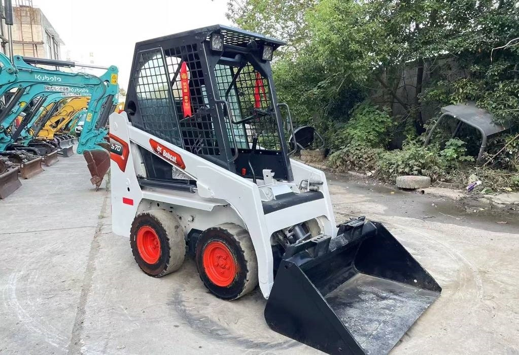 Bobcat S 70 - Mini homlokrakodó: 3 kép. Bobcat S 70 - Mini homlokrakodó: 3 kép.