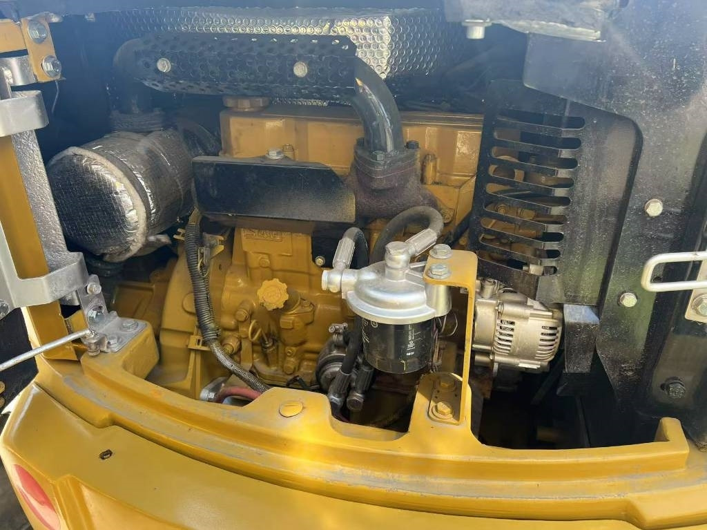CAT 304 C CR - Minikotró: 2 kép. CAT 304 C CR - Minikotró: 2 kép.