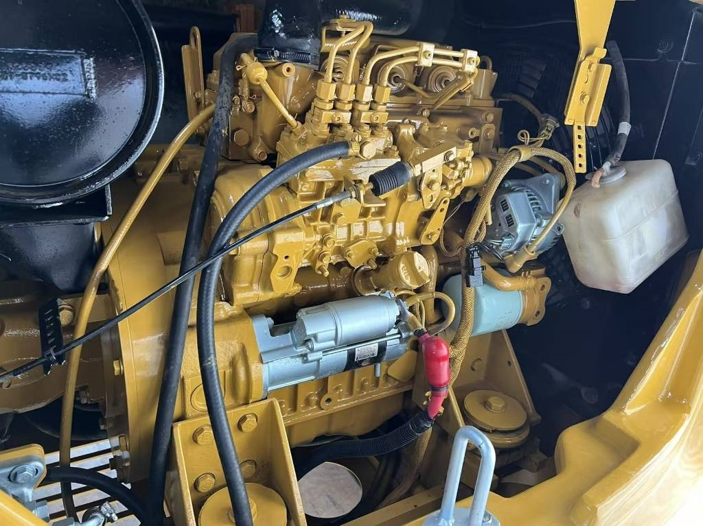 CAT 305.5 - Minikotró: 2 kép. CAT 305.5 - Minikotró: 2 kép.