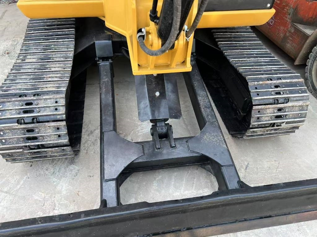 CAT 305.5 - Minikotró: 5 kép. CAT 305.5 - Minikotró: 5 kép.