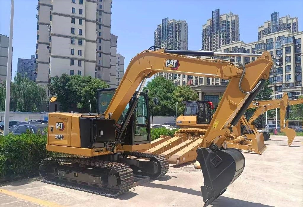 CAT 307,5 - Lánctalpas kotró: 2 kép. CAT 307,5 - Lánctalpas kotró: 2 kép.