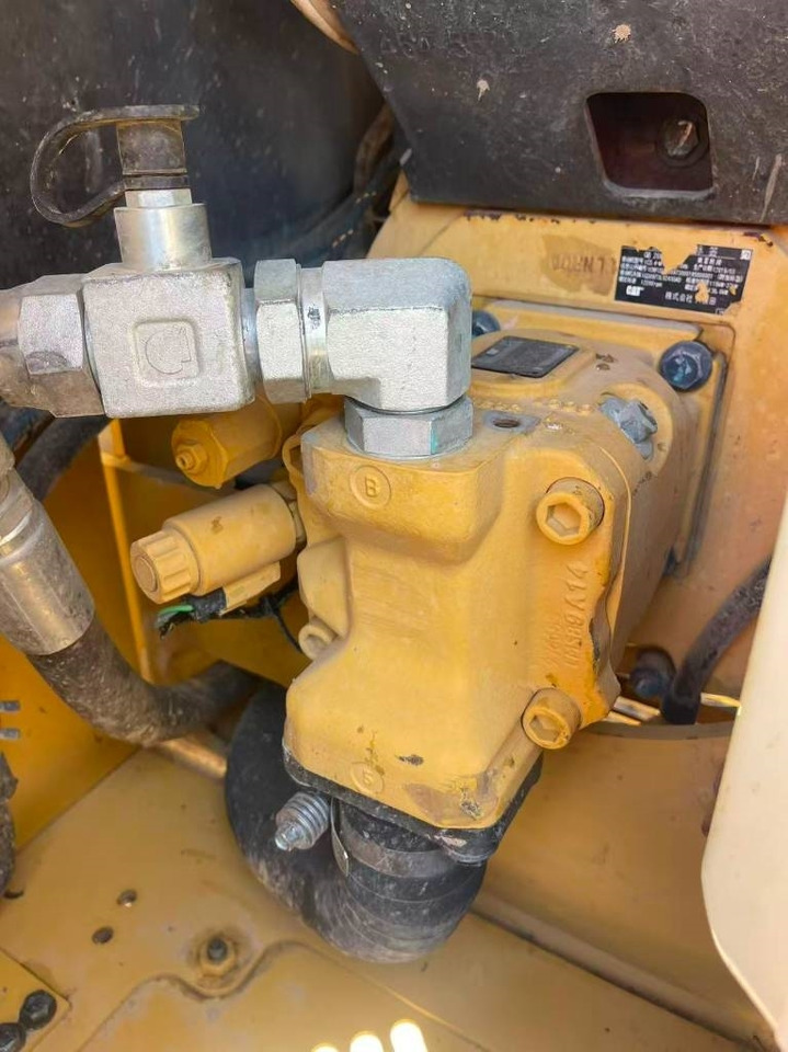 CAT 307.5 - Minikotró: 5 kép. CAT 307.5 - Minikotró: 5 kép.