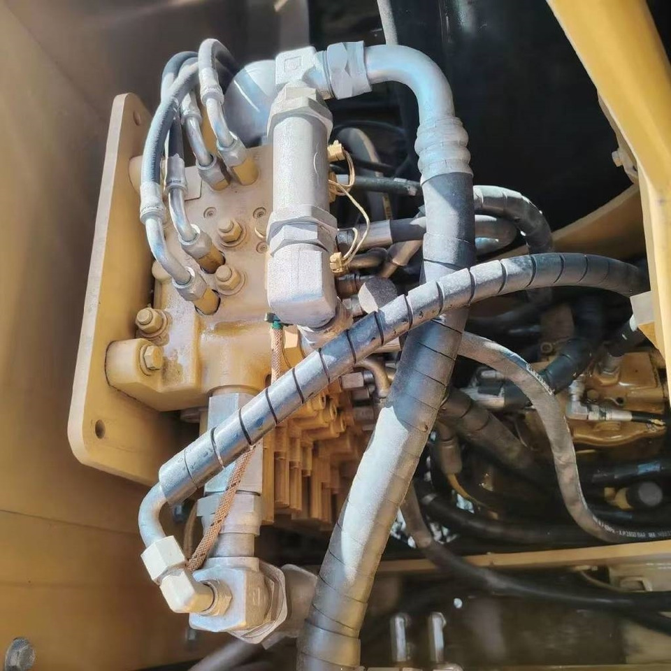 CAT 308 - Lánctalpas kotró: 3 kép. CAT 308 - Lánctalpas kotró: 3 kép.
