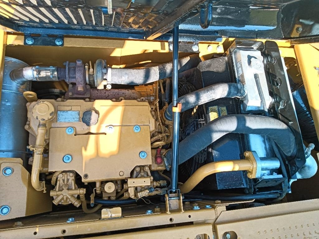 CAT 313 - Lánctalpas kotró: 2 kép. CAT 313 - Lánctalpas kotró: 2 kép.