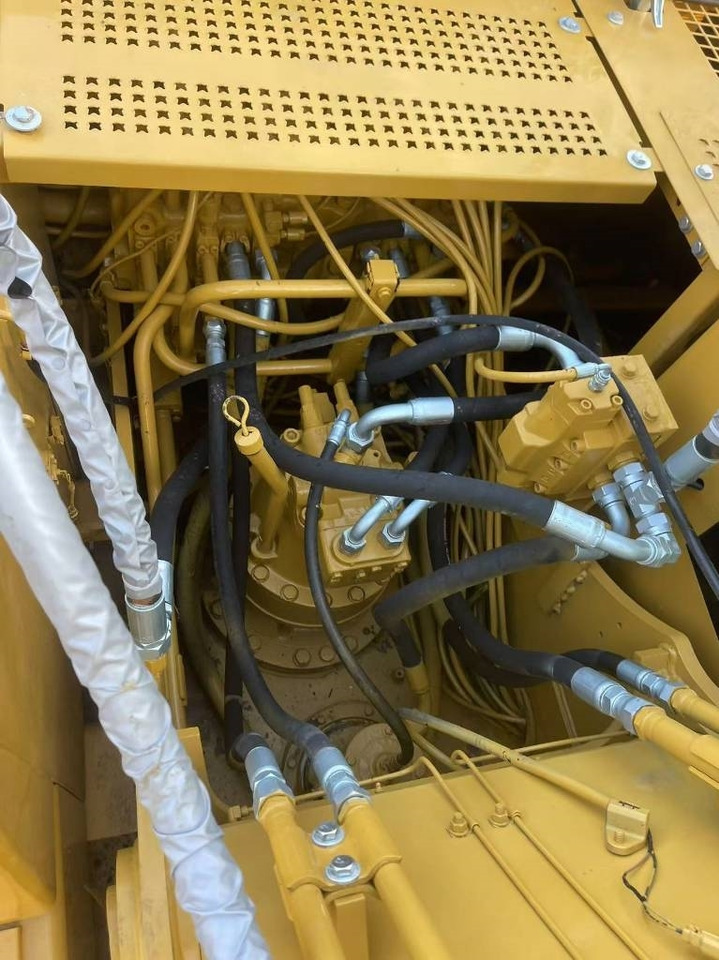 CAT 320 B - Lánctalpas kotró: 2 kép. CAT 320 B - Lánctalpas kotró: 2 kép.