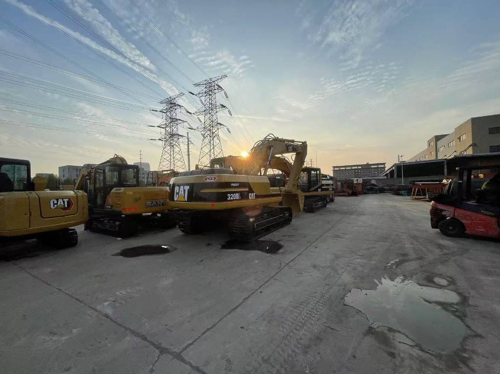 CAT 320 B - Lánctalpas kotró: 1 kép. CAT 320 B - Lánctalpas kotró: 1 kép.