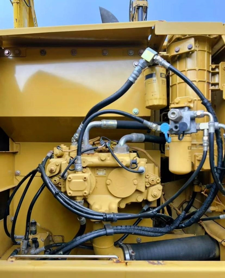 CAT 320 C - Lánctalpas kotró: 3 kép. CAT 320 C - Lánctalpas kotró: 3 kép.
