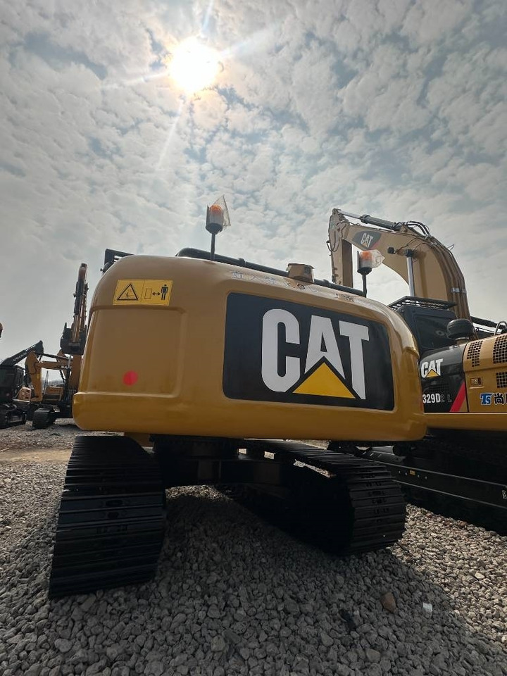 CAT 320 D - Lánctalpas kotró: 4 kép. CAT 320 D - Lánctalpas kotró: 4 kép.