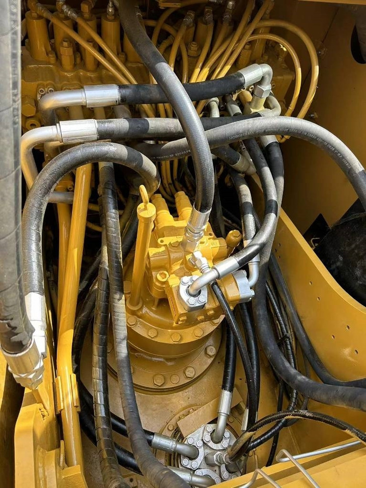 CAT 320 D - Lánctalpas kotró: 2 kép. CAT 320 D - Lánctalpas kotró: 2 kép.