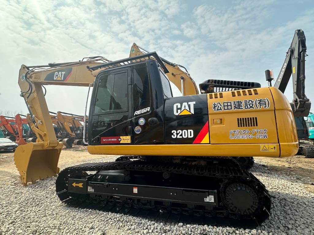 CAT 320 D - Lánctalpas kotró: 5 kép. CAT 320 D - Lánctalpas kotró: 5 kép.